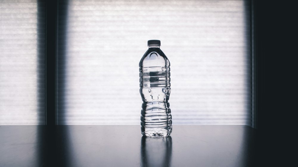 Vaso de agua sobre mesa