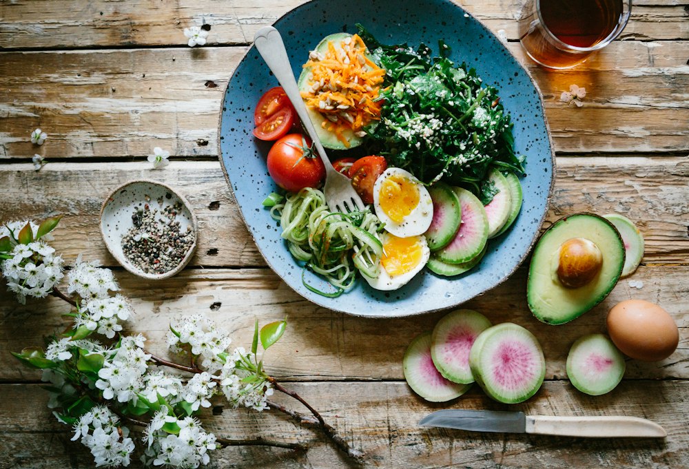 Mesa con alimentos frescos